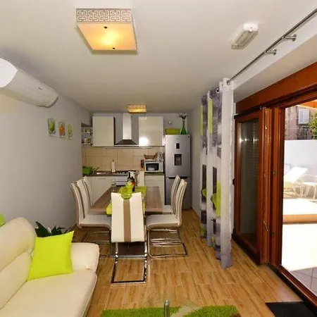 펜션 Belmondo- Three Bedroom With Terrace And Private Pool A6