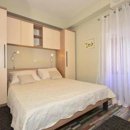 펜션 Belmondo- Three Bedroom With Terrace And Private Pool A6 그루다