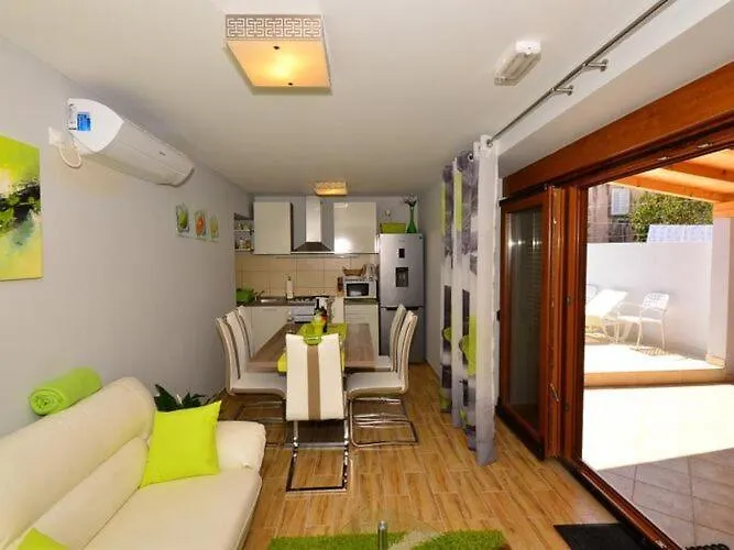 Vakantiehuis Belmondo- Three Bedroom With Terrace And Private Pool A6