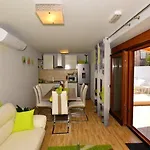 Holiday home Belmondo- Three Bedroom With Terrace And Private Pool A6