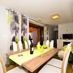 Holiday home Belmondo- Three Bedroom With Terrace And Private Pool A6