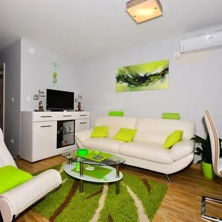 Prázdninový dům Belmondo- Three Bedroom With Terrace And Private Pool A6 *