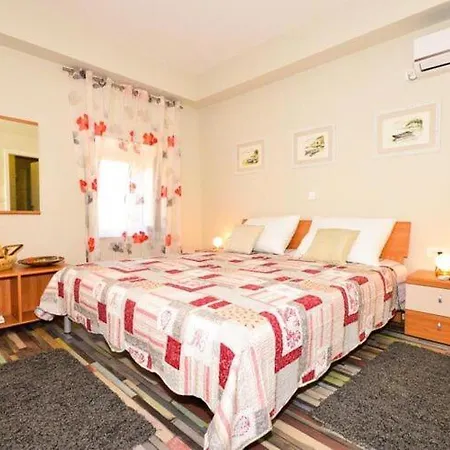 Prázdninový dům Belmondo- Three Bedroom With Terrace And Private Pool A6